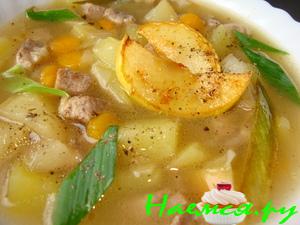 Густой суп со свининой и яблоками