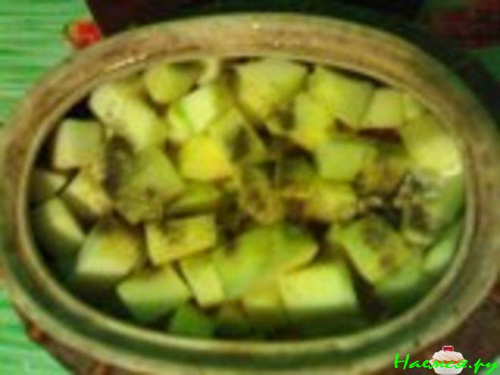 Тушеный цыпленок под кабачками