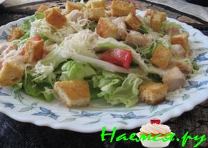 Салат Цезарь с курицей