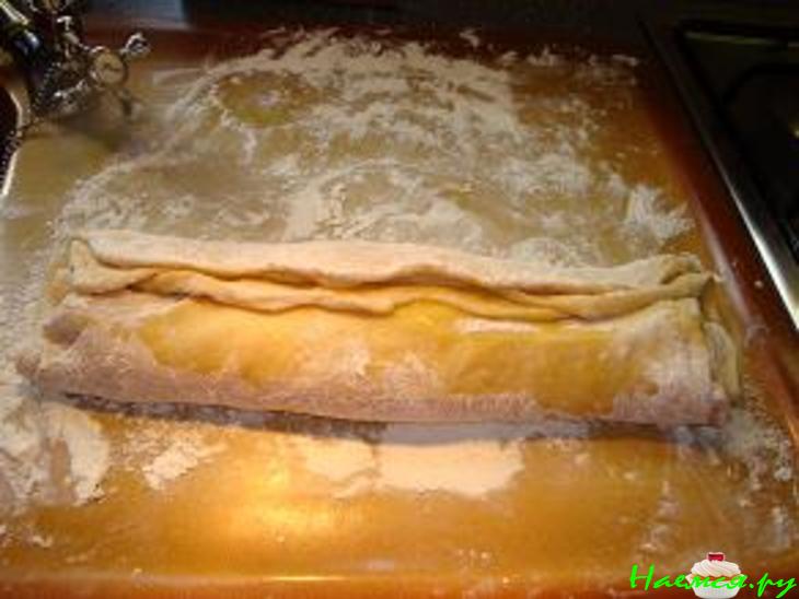 Пирог из дрожжевого теста (по-моему,слоеного, новый вариант)