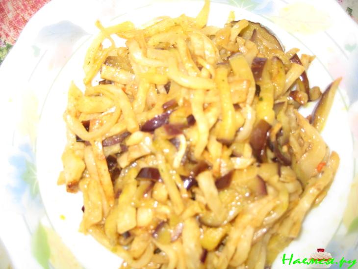 Салат с сельдереем и баклажанами