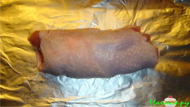 Куриные рулетики из ножек курицы с курагой