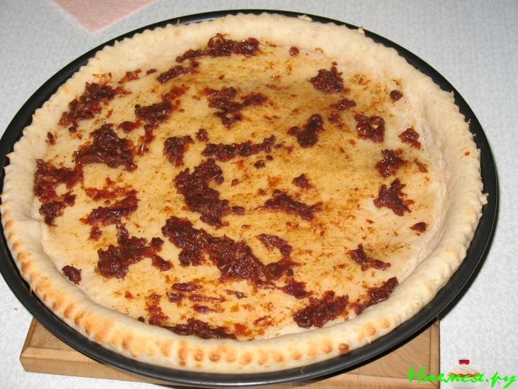 Открытый пирог с тыквой, пеперони и копченым сыром