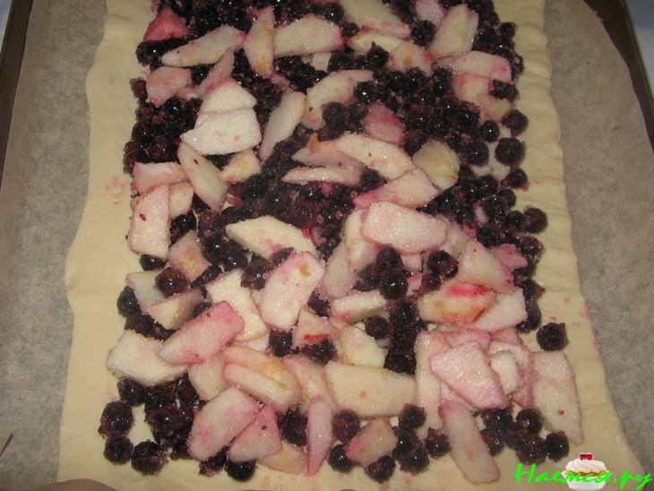 Пирог слоенный с ягодами