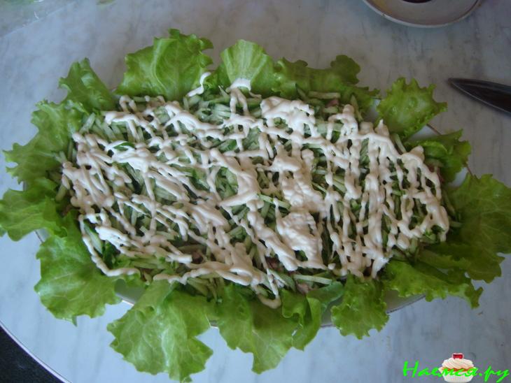 Салатик с куриной грудкой, сыром и черносливом