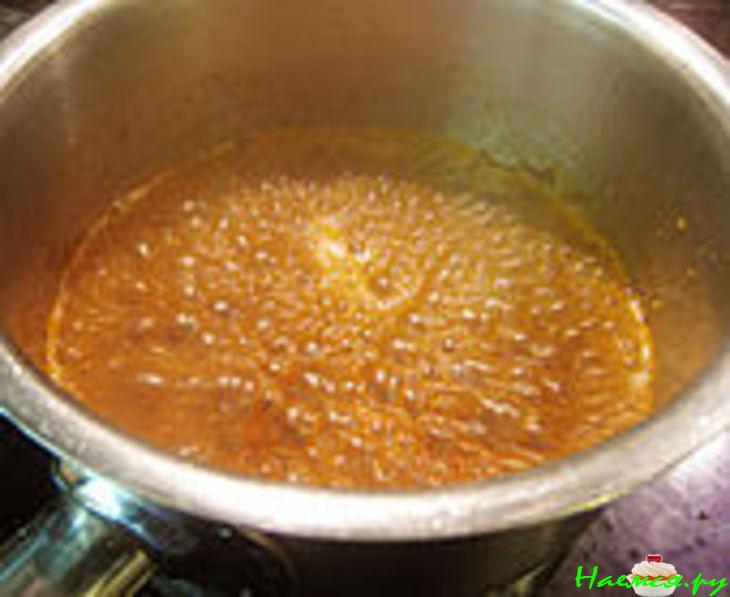 Креветки в кабачковой обёртке с соусом