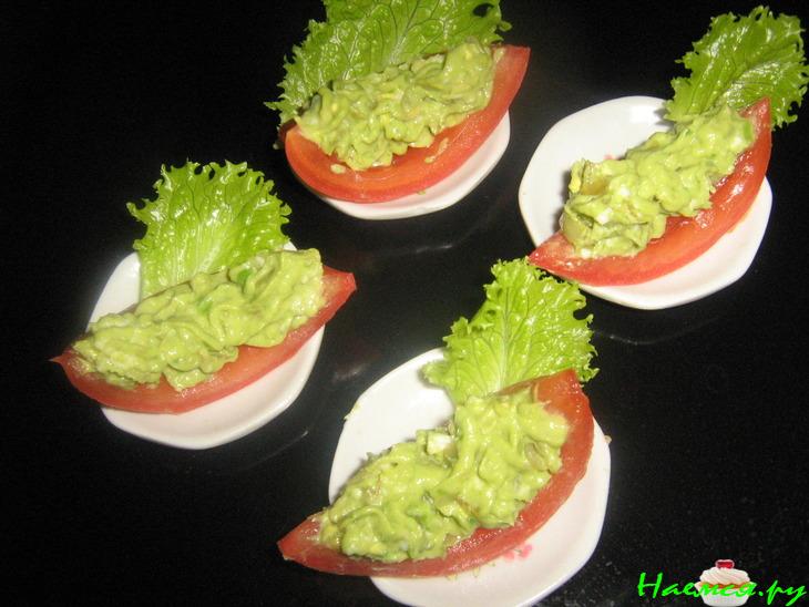 Закуска из яиц и помидор, фаршированных авокадо Закуска из яиц и помидор, фаршированных авокадо