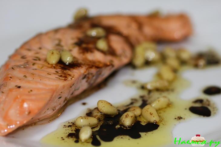 Сёмга маринованная под соусом с кедровыми орешками