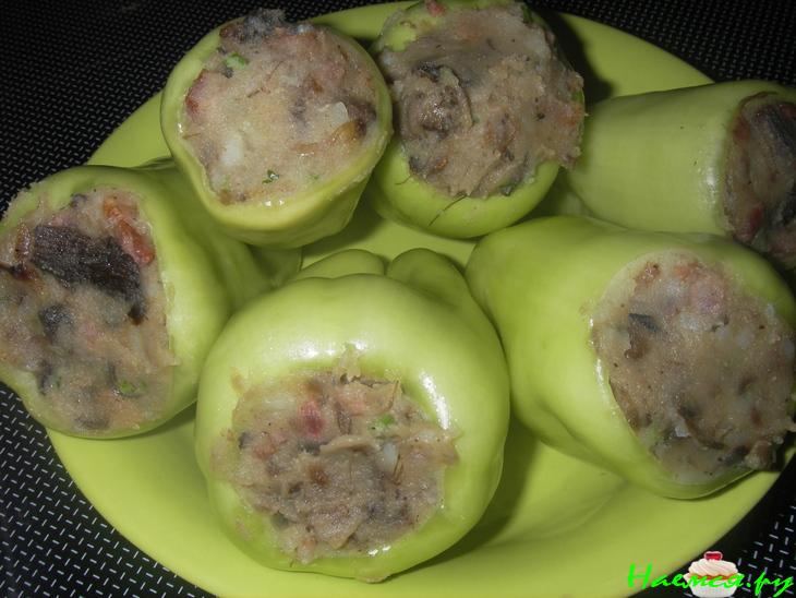 Перец фаршированный беконом, картофелем и грибами
