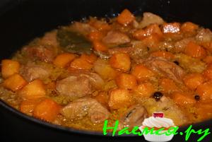 Тушенная пряная курица с тыквой