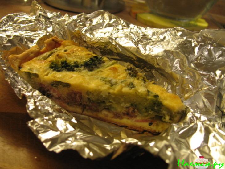 Киш с куриными потрошками, зеленой фасолью и брокколи