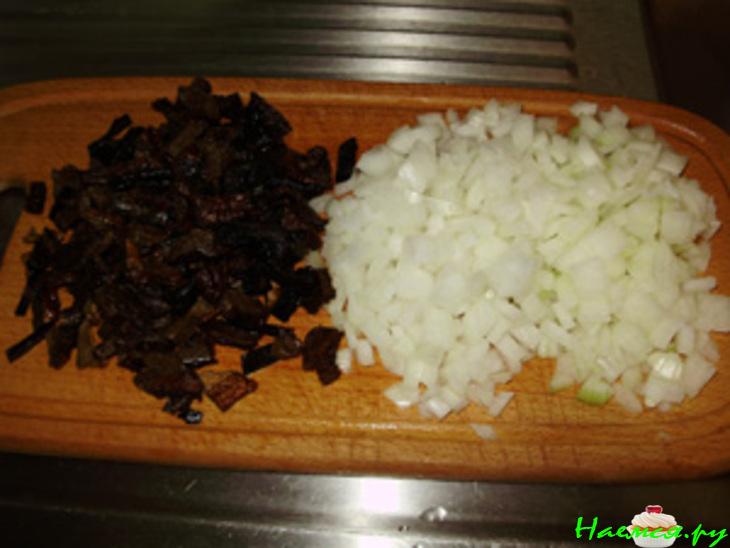 Тортик закусочный "Женский каприз" со свининой и шампиньонами Тортик закусочный "Женский каприз" со свининой и шампиньонами