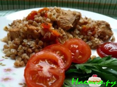 Гуляш из индейки с гарниром