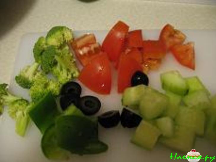 Салат из свежих овощей с маслинами