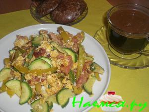 Завтрак с колбаской и цуккини