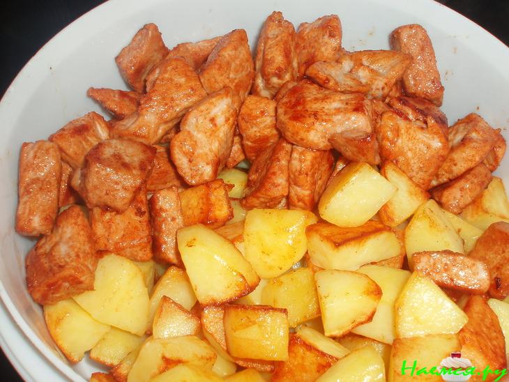 Картофель в горшочке с мясом и грибами