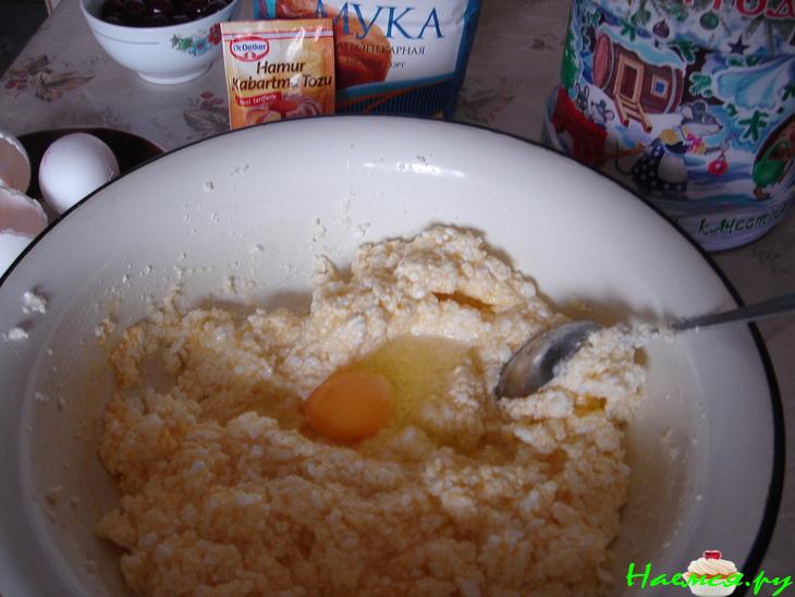 Творожно-абрикосовый пирог с черешней