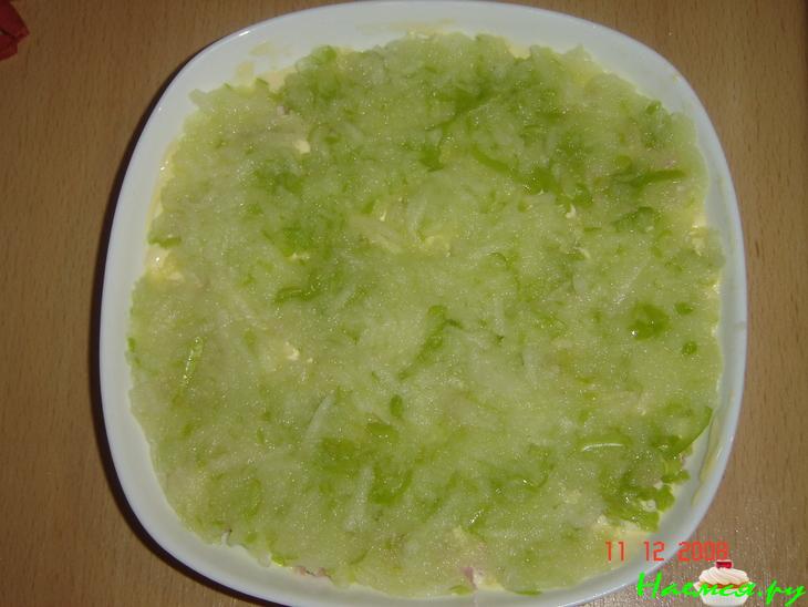 Салат с колбасой и зеленым яблоком