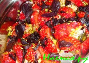 Салат из авокадо с сыром и клубникой