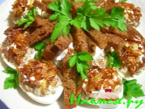 Закуска с фаршированными яйцами