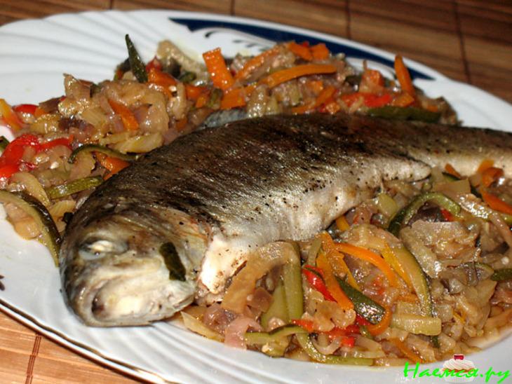 Запечённая форель с маринованными овощами