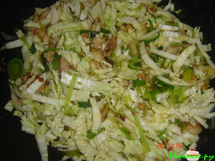 Куриное мяско с пекинской капустой и рисовой лапшой в воке