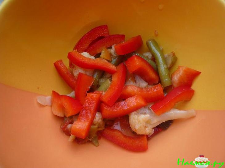 Салат с курицей, овощами и макаронами 