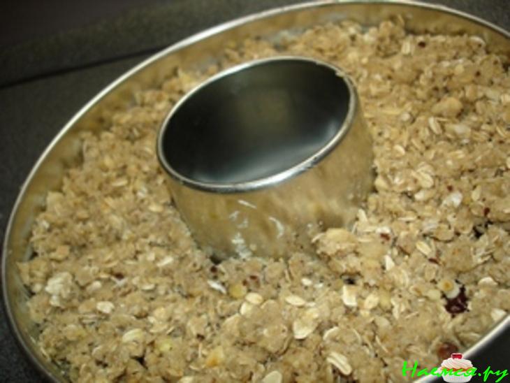 Сливовый пирог с ореховой посыпкой