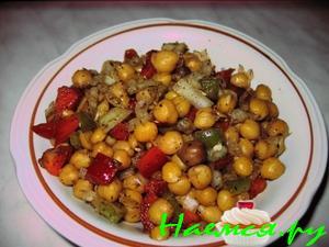 Сытный салат с нутом