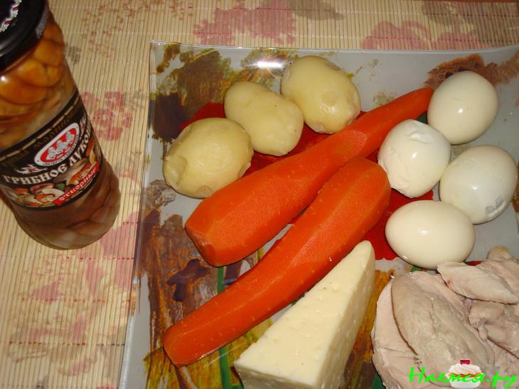 Салат "Рыжик" с курицей, грибами и овощами