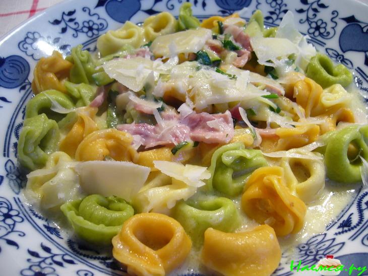 Паста тортеллини (Tortellini) с молочно-ветчинным соусом