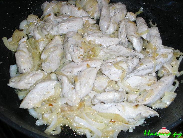 Куриные грудки в луково-сырном соусе Куриные грудки в луково-сырном соусе