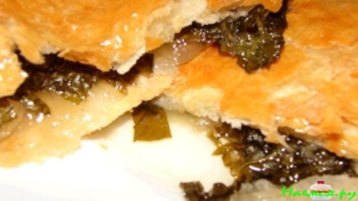 Пирог из слоёного теста с щавелем