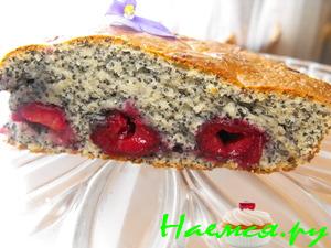 Пирог с маком и вишнями