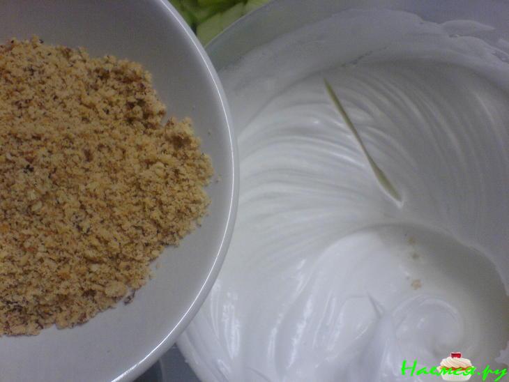 Пирог с ревенем и орехами