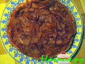 Пирог из яблок, покрытый слоеным тестом