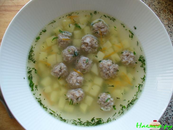Суп с фрикадельками из смешанного фарша