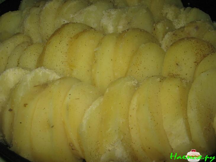 Картофель запеченный со сметаной