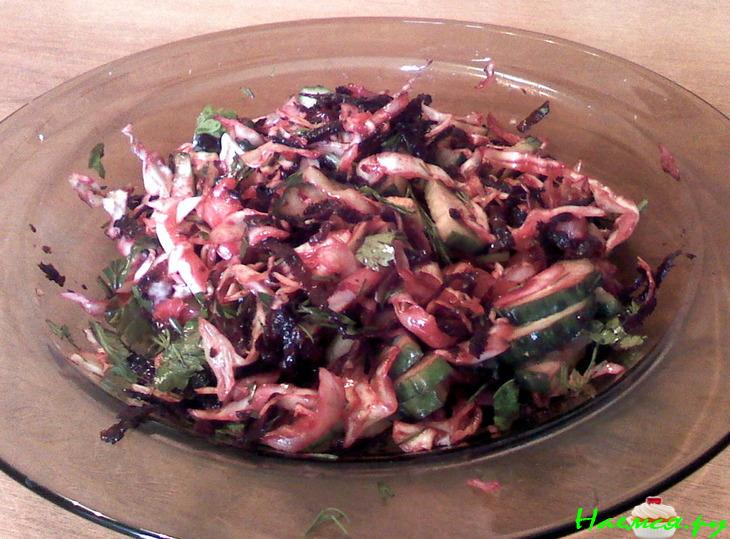 Салат свекольный с молодой капустой