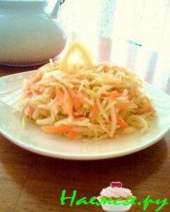 Салат капустный с зеленым горошком