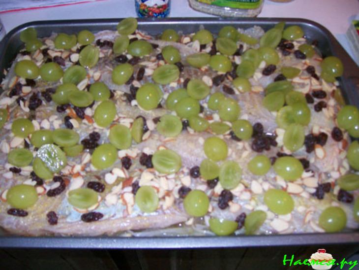 Рыба запеченная с виноградом