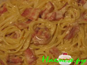 Спагетти в сливочном соусе с беконом