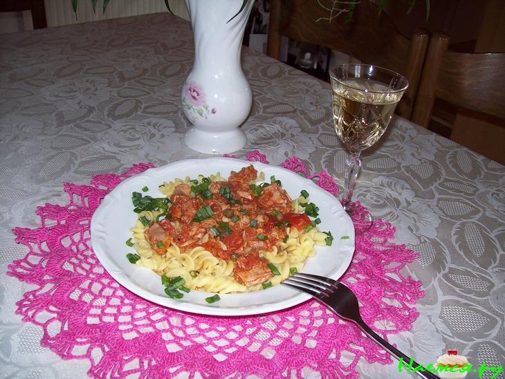 Томатен спагетти под нежным соусом с тунцом и каперсами