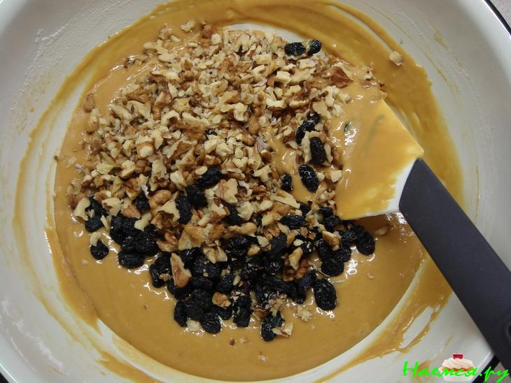 Пирог с вареной сгущенкой и орехами