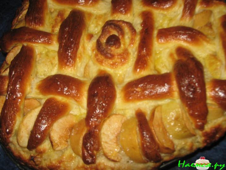 Пирог на топленом молоке с яблоками  
