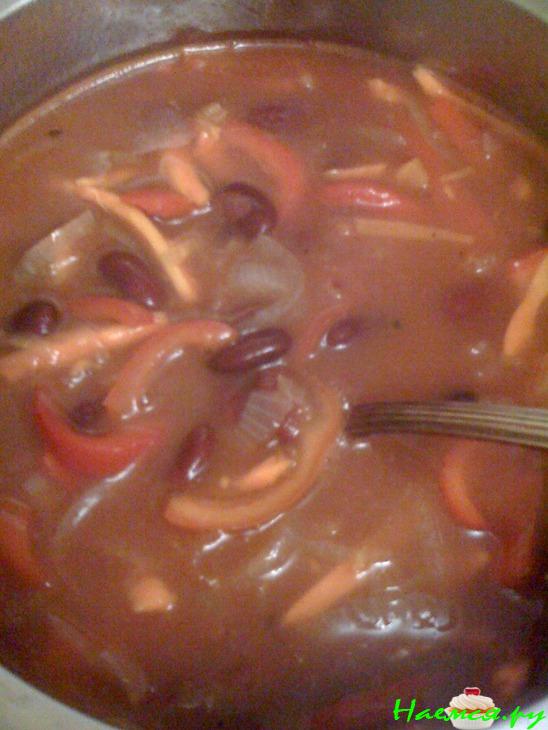 Толстолобик с фасолью под томатным соусом