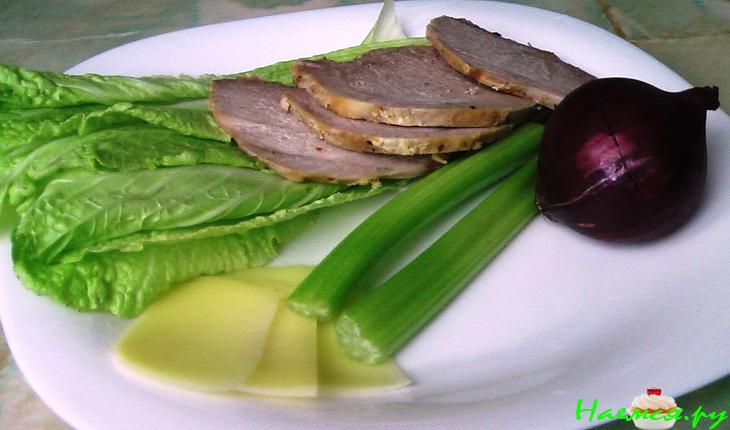 Салат с сельдереем и бужениной