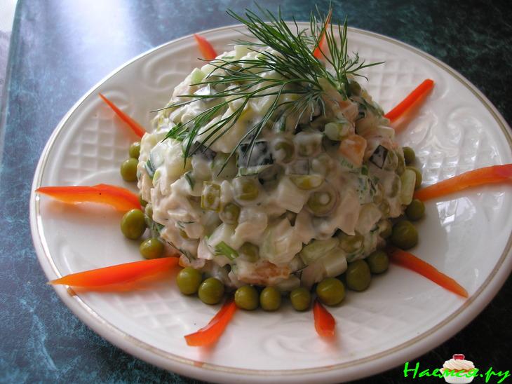 Салат с кальмаром и овощами