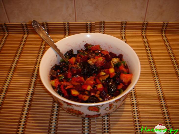 Салат из свеклы с черносливом и яблоками Салат из свеклы с черносливом и яблоками