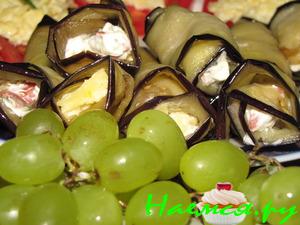 Баклажанные рулетики с колбасой, сыром и чесноком